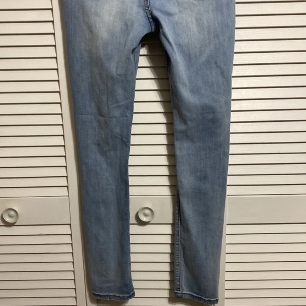 Machine light wash distressed mid rise skinny jeans!!